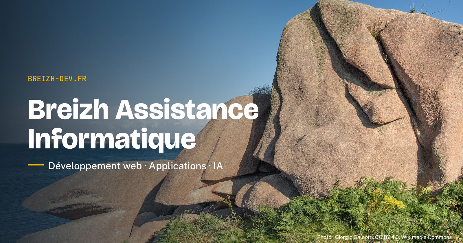 Breizh Assistance Informatique : développement web, applications et IA. Rochers de granit rose au bord de la mer, à Ploumanac'h.